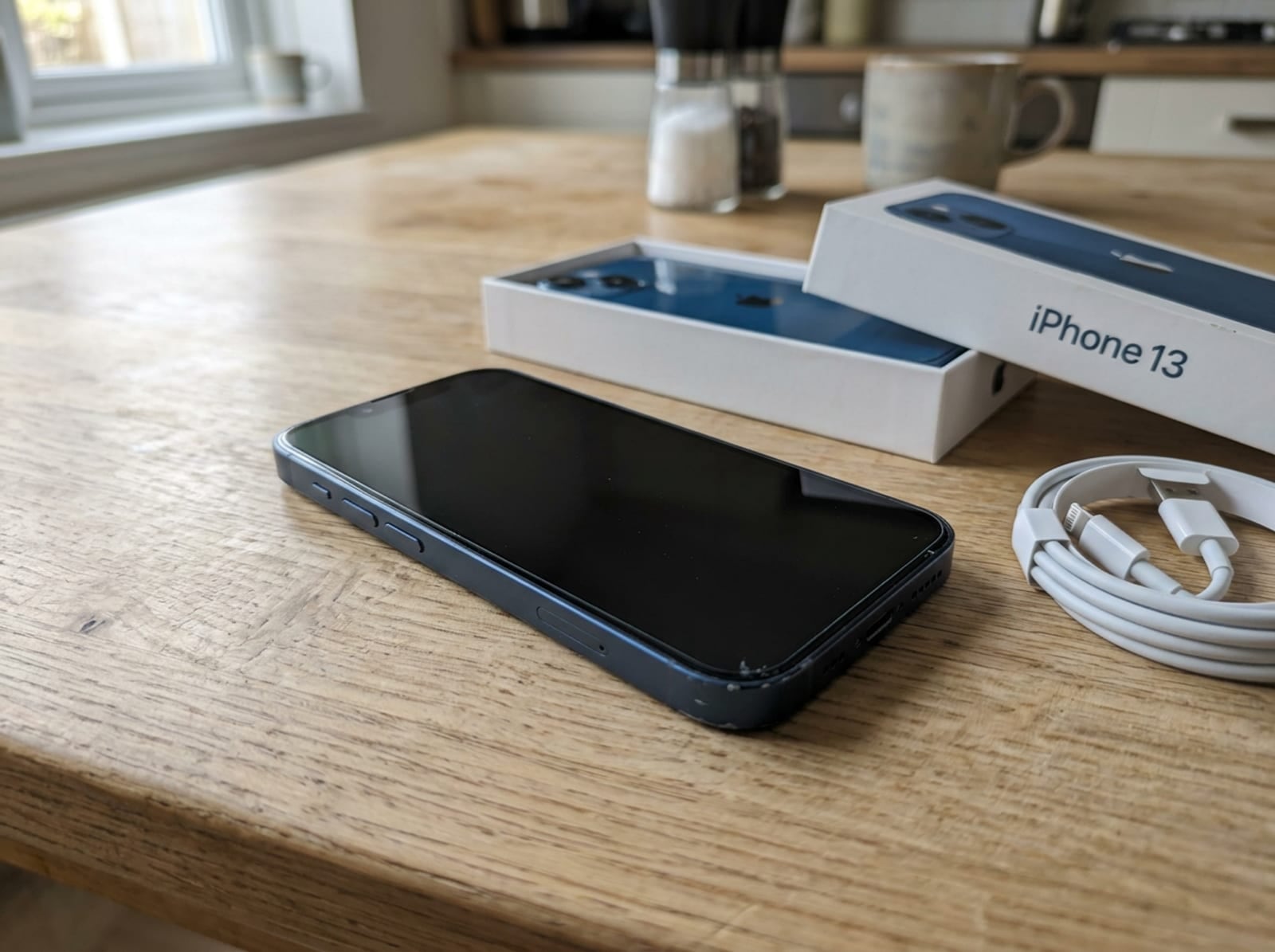 iPhone 13, 128 GB, Mitternacht, mit Karton – Foto 1 von 1