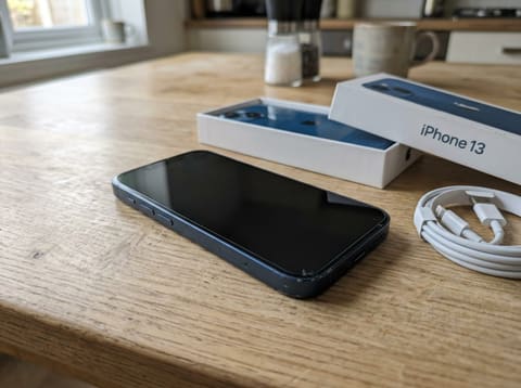 iPhone 13, 128 GB, Mitternacht, mit Karton
